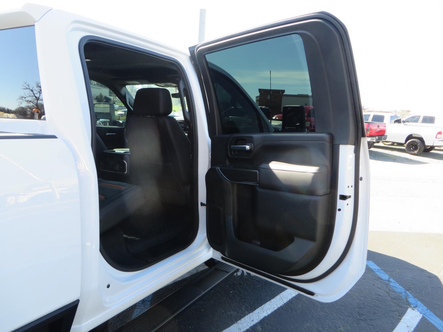 2020 White /BLACK GMC Sierra 2500HD AT4 Crew Cab Short Box 4WD (1GT49PEY9LF) with an 6.6L V8 OHV 16 DIESEL engine, 6A transmission, located at 2630 Grass Valley Highway, Auburn, CA, 95603, (530) 508-5100, 38.937893, -121.095482 - Photo#51